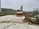 Het bouwrijp maken van het terrein voor de mestfabriek op de Spinder is begonnen. Links de stortplaats.