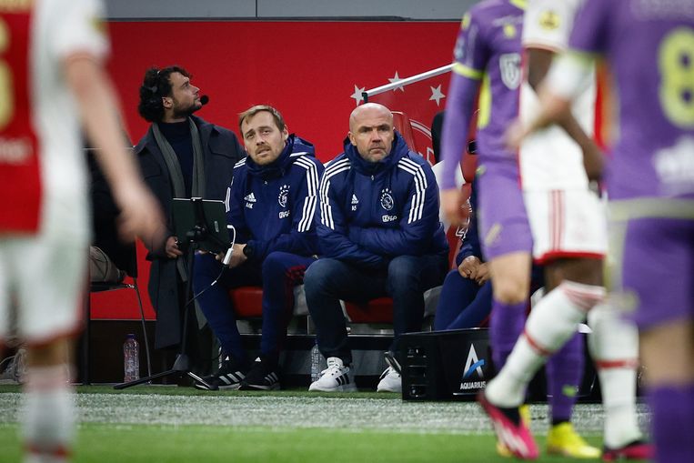 Ajax-trainer Alfred Schreuder met naast hem assistent Matthias Kaltenbach, tijdens Ajax-Volendam (1-1). Kort na de wedstrijd werden beiden per direct op non-actief gezet.  Beeld Pro Shots / Toon Dompeling