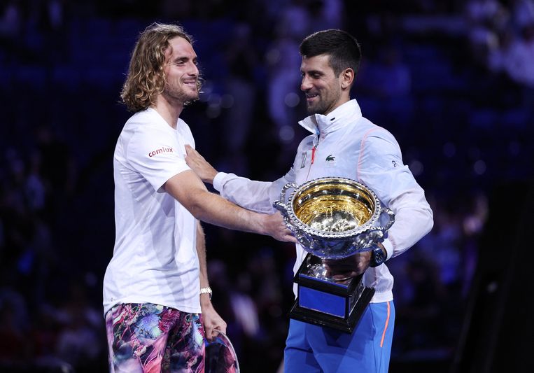 Stefanos Tsitsipas (links) bewijst zijn bedwinger Novak Djokovic nogmaals eer na de prijsuitreiking. Beeld REUTERS