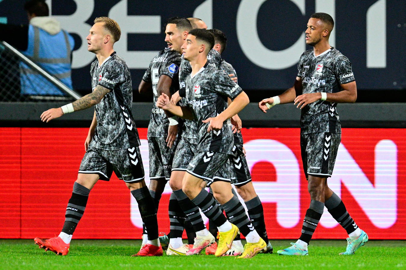 Ajax krijgt kort voor WK nog zware test in Emmen: 'Zivkovic loopt de ...