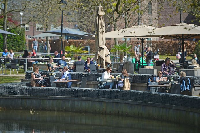 Voor de eerste maanden dit jaar dat terrassen, zoals deze bij het Paviljoen in het Prins Bernhardplantsoen, gesloten moesten blijven, hoeft de horeca geen precario te betalen.
