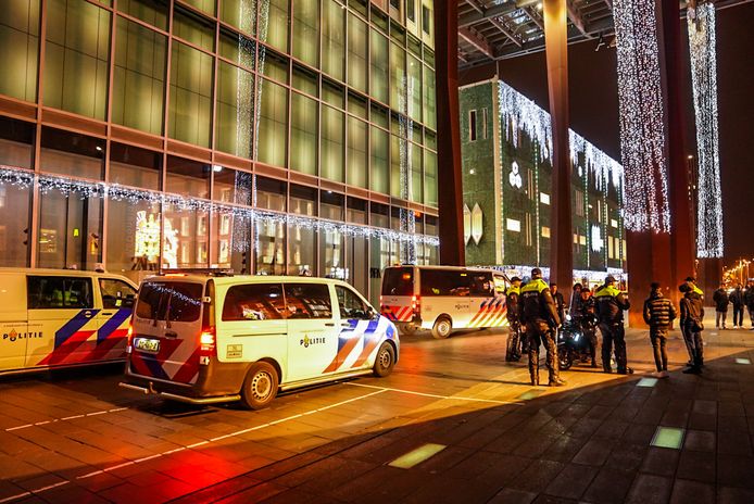 Politie zaterdagavond in het centrum van Eindhoven.