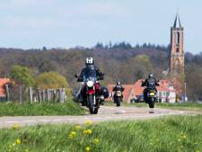 Lekdijk mogelijk verboden voor motorrijders, veel onbegrip: ‘Afsluitingen worden er steeds meer’