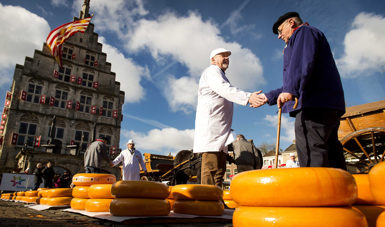 Als gevolg van de instroom van Amsterdammers met diepe zakken stijgen de huizenprijzen  elke maand met één procent.  Beeld ANP