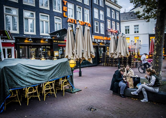 Gesloten horecagelegenheden aan het Rembrandtplein in Amsterdam.