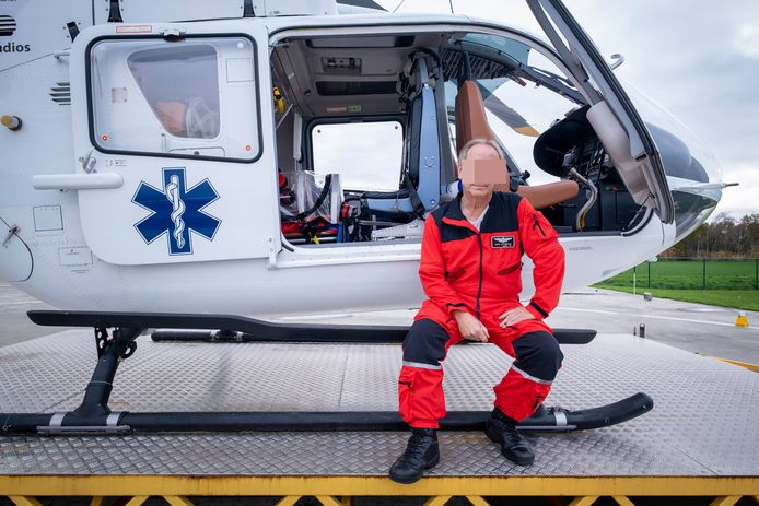 Luc B. bij zijn helikopter waarmee hij COVID-patiënten vervoerde.