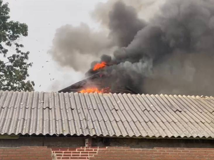 NL-Alert voor grote brand in schuur met motoren in Asten: asbest in dak en veel rook vrijgekomen