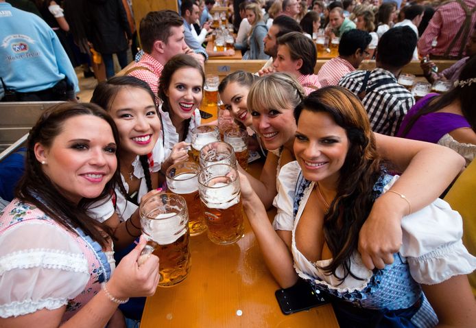 Vrouwen op Oktoberfest dragen ordinaire pornokleedjes dat heeft