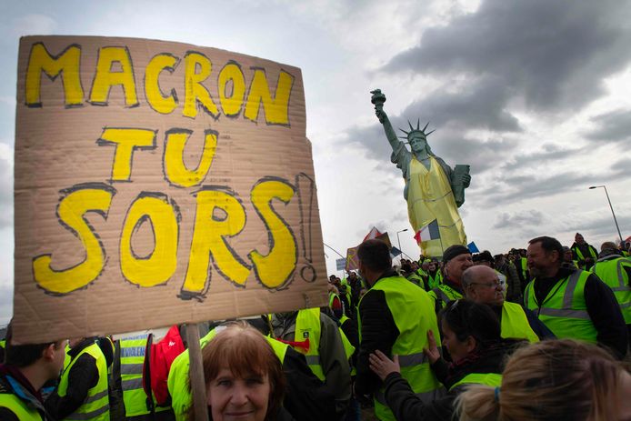 De gele hesjes scanderen sinds weken “Macron démission !” (Macron, neem ontslag).