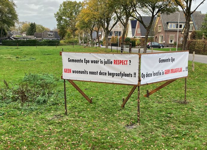 Op de omstreden locatie in Vaassen waren tot voor kort protestuitingen te zien.