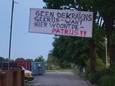 In Vriezenveen, bij de plek waar Twenterand twaalf chalets wil plaatsen voor vluchtelingen uit Oekraine, hangt inmiddels een spandoek als protest.