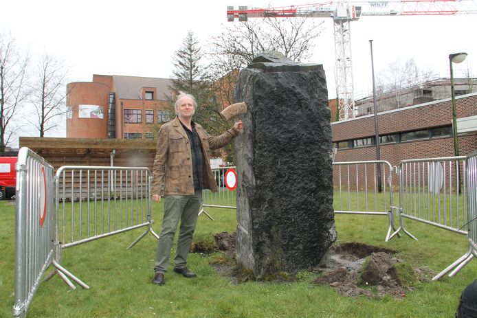 Piet Duthoit bij de blauwe hardsteen waar hij een coronakunstwerk van zal maken.