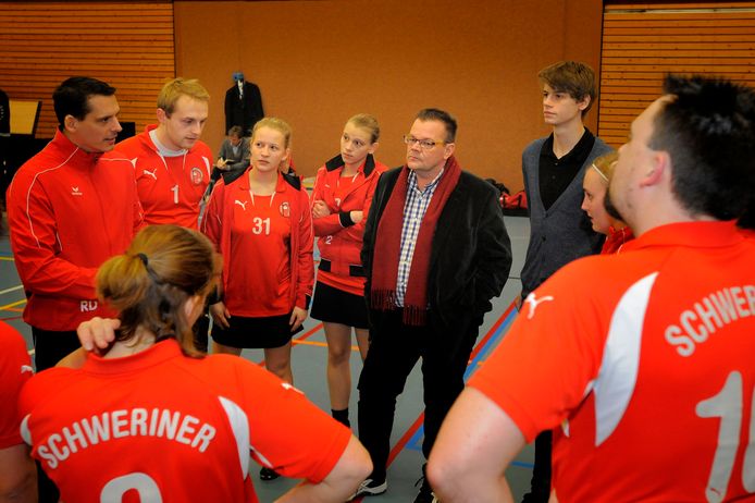 Kamphuis (met rode sjaal) in 2013 als trainer van het Duitse Schweriner Korfball Club ’67.