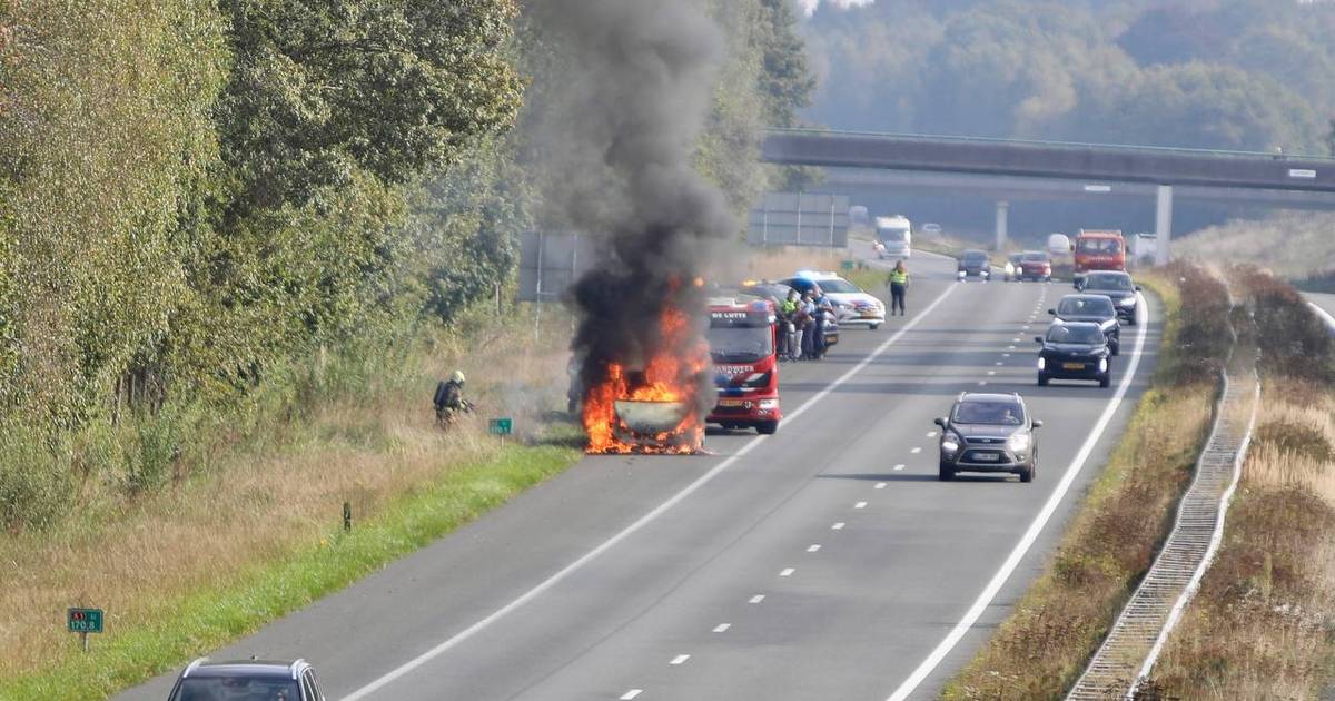 Vlammenzee op snelweg: brandweer blust autobrand op A1 bij De Lutte