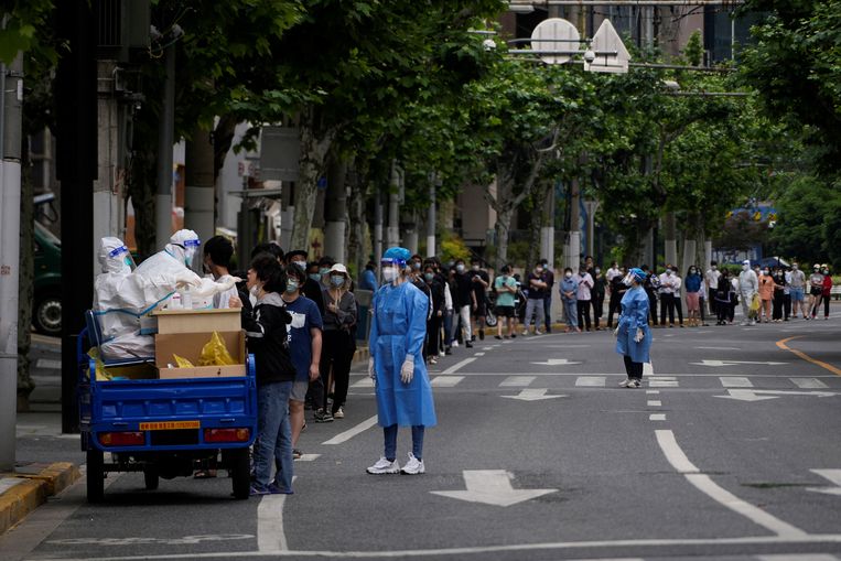 Een rij in Shanghai voor een coronatest, half mei. In steden moet  elke inwoner binnen 15 minuten loopafstand een teststation kunnen vinden en daar binnen 30 minuten getest worden. Beeld Aly Song / Reuters