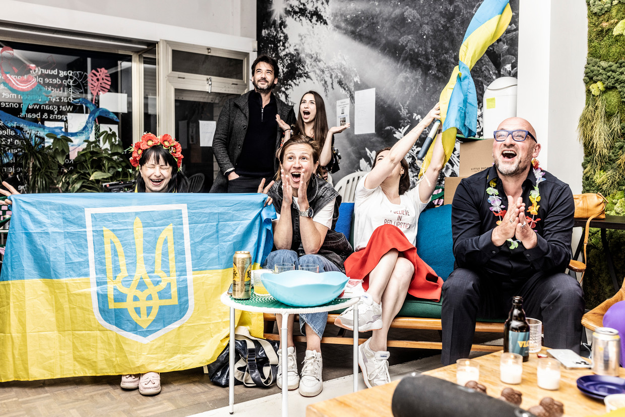 Een groep van Oekraïense vluchtelingen viert feest in Antwerpen. Beeld Franky Verdickt