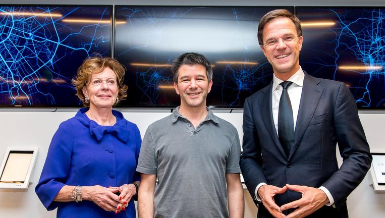 Neelie Kroes, CEO van Uber Travis Kalanick en Premier Mark Rutte poseren voor een foto op het hoofdkantoor tijdens een 3-daags bezoek aan de staat California in 2016 Beeld anp