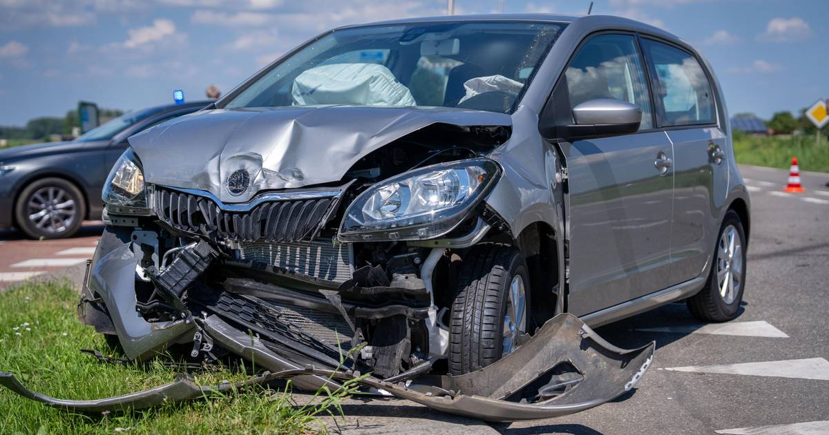 Twee auto's hard op elkaar geklapt op kruispunt, zwangere vrouw voor controle naar ziekenhuis gebrac