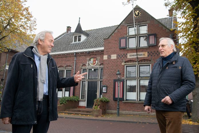 Oudheidkamer Holten krijgt (eindelijk) geld voor aanbouw. Voorzitter Jan Beumer (rechts) is er blij mee, al moet het plan wel even terug naar de tekentafel.