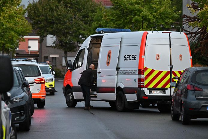 Aan Rietschoorvelden werd opnieuw de gevel beklad met onder meer het woord 'coke'. In de omgeving werden die verdachten opgepakt en werd er een mogelijk explosief aangetroffen in een wagen.