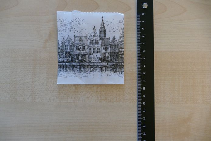 De afperser verstuurt de explosieve lading van de bombrieven in kleine papieren zakjes met een aanzicht van Delft.