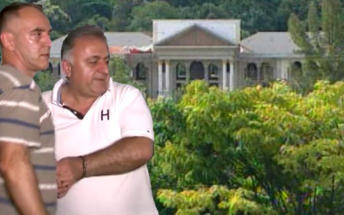 Joseph 'Sheik' Nasrallah (rechts) werd in Brazilië bekend door zijn villa van 40 miljoen dollar waarin een gouden badkuip stond.