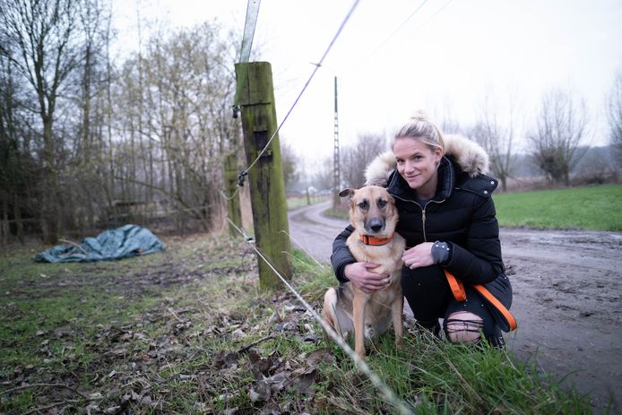 Debbie Reyniers met haar hond Chulo