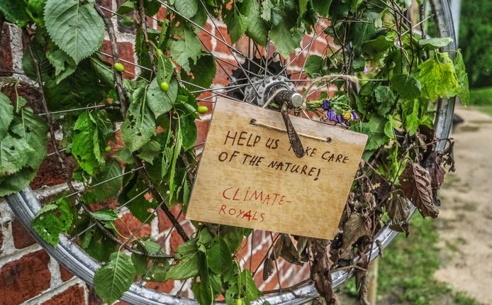 Alle velgen hangen tot na het BK wielrennen op langs de oude muur van de rozentuin, om de thematiek en de boodschap van de Klimaatbendes op een laagdrempelige manier naar alle wandelaars, voorbijgangers en parkbezoekers te brengen.