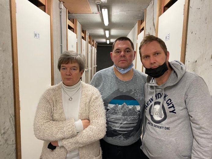 Ann De Beul (56), Frankie Arys (49) en Mario Beyst (48) in de kelderverdieping van woonblok Malpertuus.