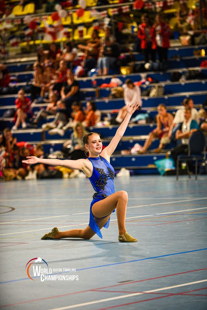 Lorena Willemese uit Hellevoetsluis vol emotie in het onderdeel dancetwirling op het WK Baton Twirling in Eindhoven.