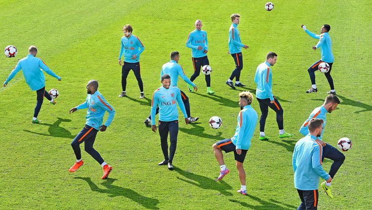 Spelers van het Nederlands elftal doen ontspannen een oefening tijdens een training in de aanloop naar de WK-kwalificatiewedstrijd van zaterdagavond tegen Bulgarije. Beeld Guus Dubbelman