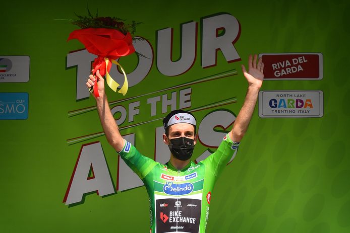 Simon Yates op het podium als eindwinnaar van de Ronde van de Alpen.