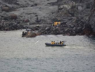 Duikers op zoek naar laatste twee lichamen bij vulkaan Nieuw-Zeeland, vijftiende slachtoffer in ziekenhuis overleden