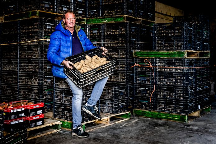 John Kruythof, aardappelhandelaar uit Strijen, in zijn opslagloods.