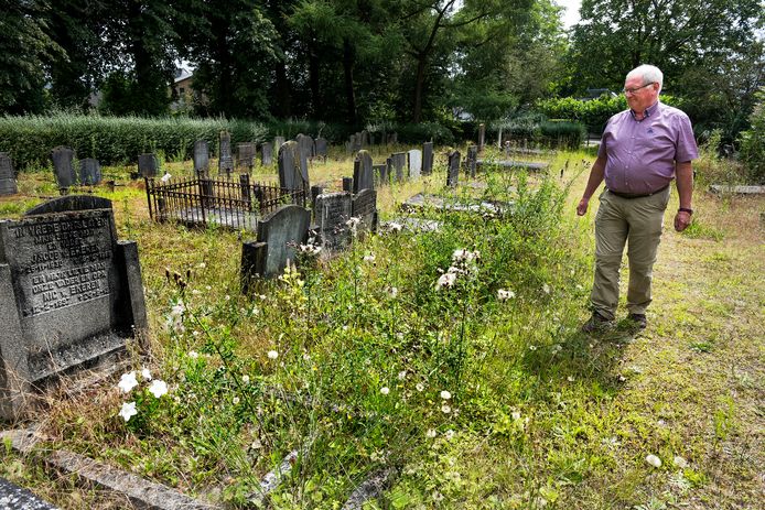 Raadslid Hendrie van Assem neemt een kijkje op de Algemene Begraafplaats in Harmelen voordat er werd gemaaid.
