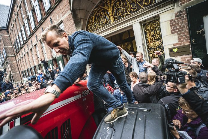 Boeren hebben de deur van het provinciehuis in Groningen met een tractor eruit geduwd