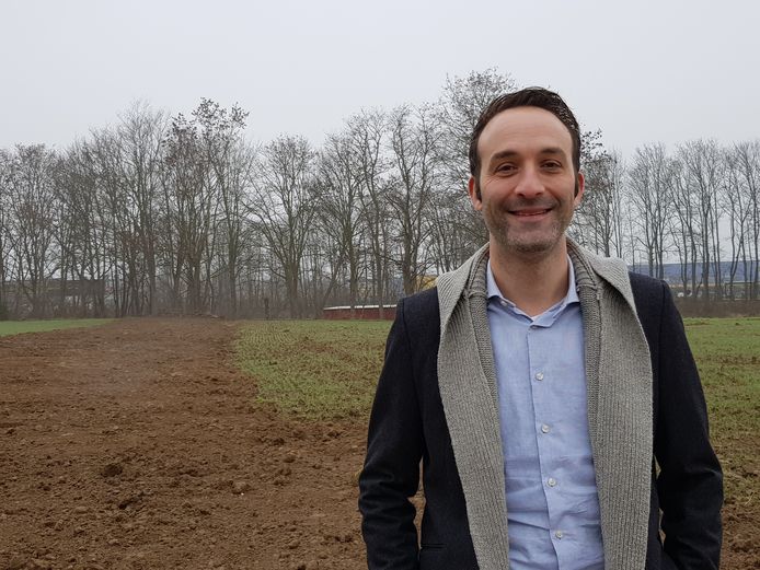 De asfaltweg werd opgebroken en vervangen door landbouwgrond. Schepen Bart Dewandeleer laat weten dat de gemeente de grond in pacht wil verlenen aan de landbouwer die die naastgelegen percelen bewerkt.