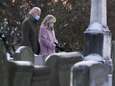 Biden bezoekt graf overleden vrouw en dochter dag op dag 48 jaar nadat ze stierven bij ongeval