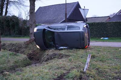 Auto belandt op kant na eenzijdig ongeval in Gilze