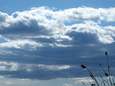 WEERBERICHT. Bewolkte dag met in het oosten kans op een bui. Dit weekend overwegend droog en zonnig met temperaturen tot 28 graden 