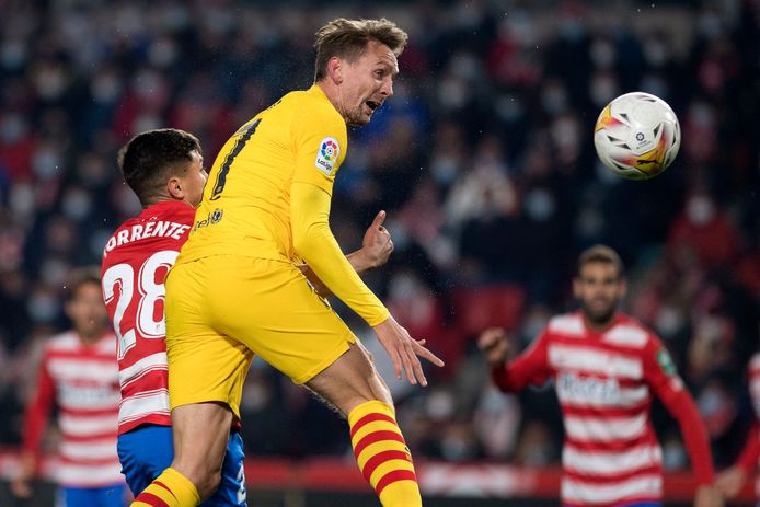Luuk de Jong zet Barcelona op voorsprong tegen Granada.