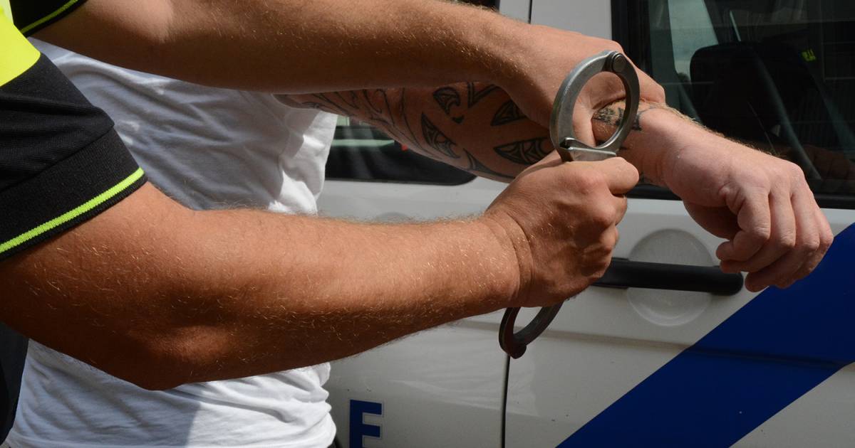 Verstopt vuurwapen gevonden in auto bij verkeerscontrole, minderjarigen aangehouden