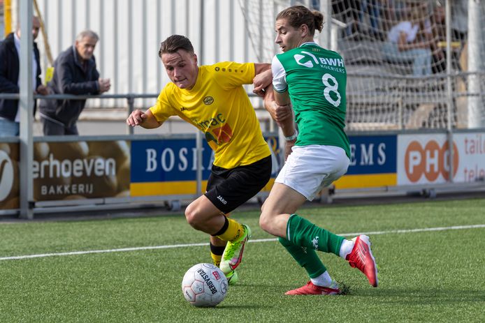 Archiefbeeld: Sten Senders (links) passeert een speler van HSC.