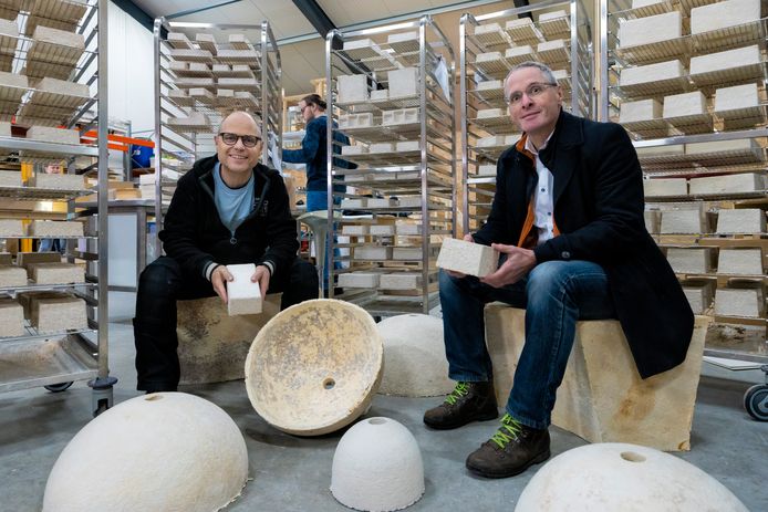 Jan Berbee (rechts) en Arthur Morée van Grown Bio in Heerewaarden met elementen die zijn gemaakt van de wortels van paddenstoelen.