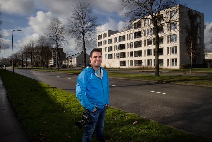 Stadsfotograaf Jasper Scheffers  begint een beeldbank van zijn eigen stadsfoto's. Hier bij een van de eerste projecten die hij volgde, de bouw van flats en woningen voor groene huurders aan de Karel de Grotelaan in Eindhoven.