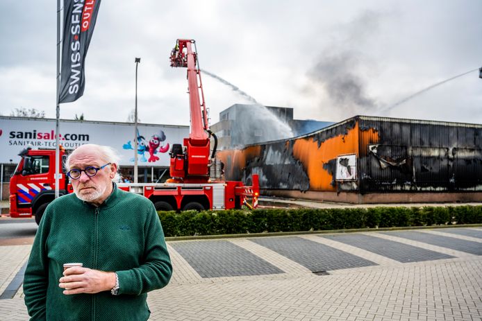 Eigenaar van het pand Wim Schipper // Een grote brand in het ondernemershuis en een meubelwinkel aan de Lylantse Baan in Capelle aan den IJssel, beiden panden zijn verloren gegaan