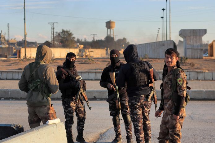 Leden van de SDF bij de gevangenis.