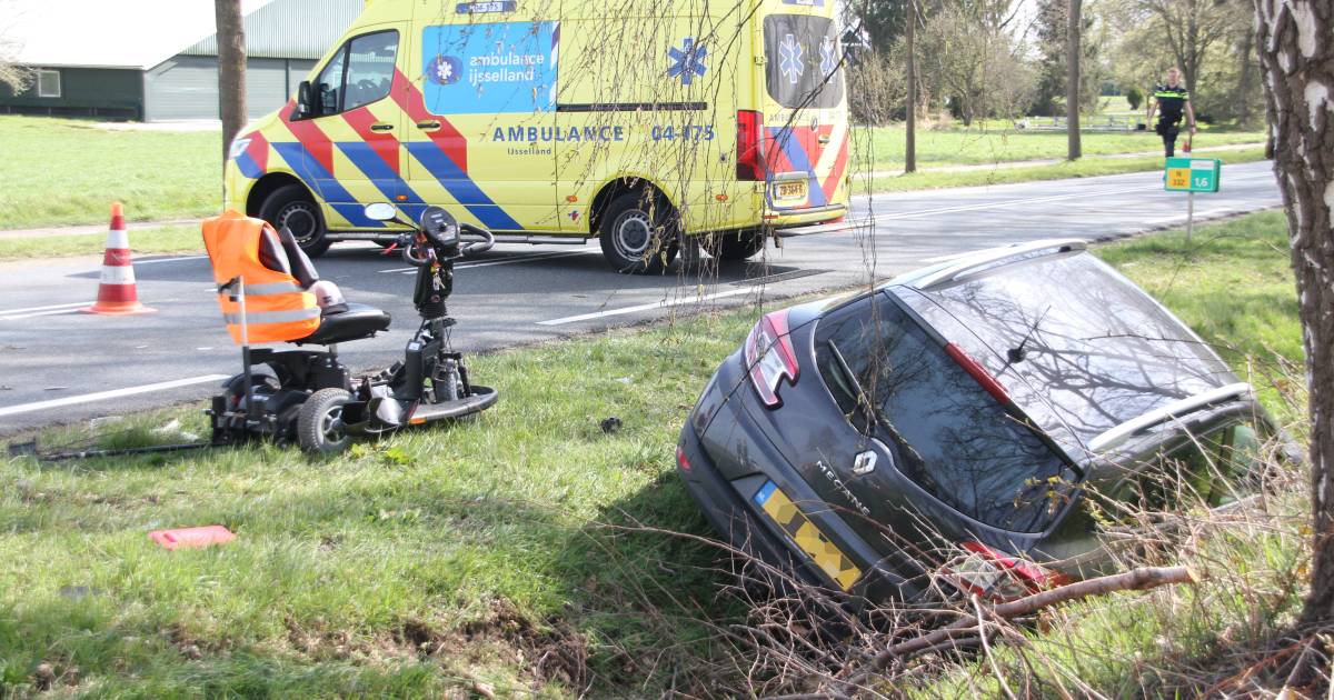 Scootmobielbestuurder gewond door botsing met auto in Heeten.