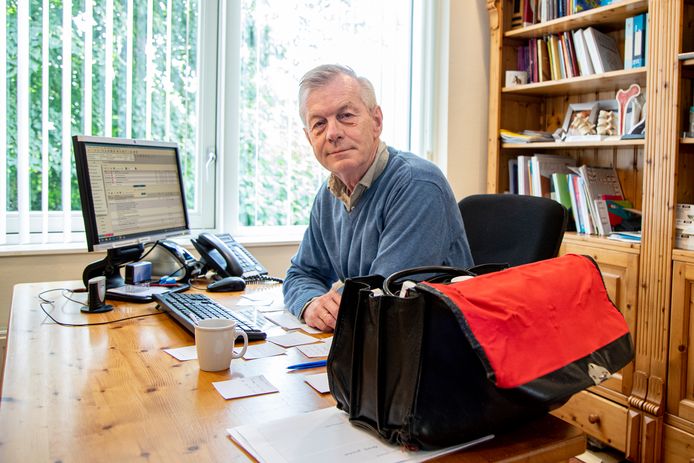 Huisarts Gerrit-Jan Harmsen, die met pensioen gaat in zijn praktijkruimte.