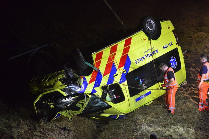 De ambulance raakte van de weg en belandde op zijn kop in de sloot naast de A2 bij Weert.